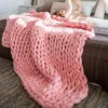 Plaid Grosse Maille "Adèle" Rose En Tricot Doux Et Chaud -Monin Sirop Store Grosse maille plaid rose un coup de coeur pour les femmes