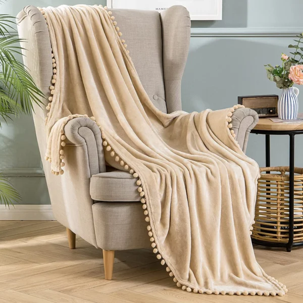 Jeté De Canapé Beige En Simili Velours Fin Et Soyeux