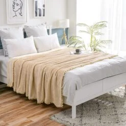 Jeté De Canapé Beige En Simili Velours Fin Et Soyeux -Monin Sirop Store JetedecanapegrandetailleCelineBeigeenveloursfinsoyeuxLePlaidFrancais