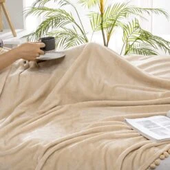 Jeté De Canapé Beige En Simili Velours Fin Et Soyeux -Monin Sirop Store JetedecanapelainechauffantCelineBeigeenveloursfinsoyeuxLePlaidFrancais