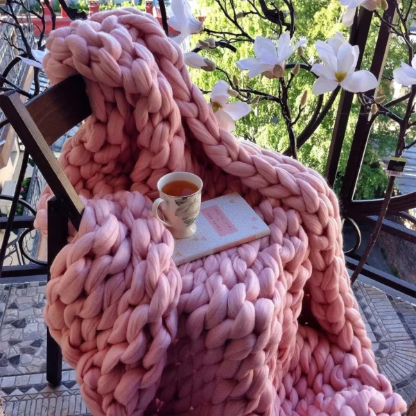 Plaid Grosse Maille "Adèle" Fuchsia En Tricot Doux Et Chaud -Monin Sirop Store Plaid en grosse maille fuchsia l accessoire tendance du moment