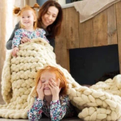 Plaid Grosse Maille "Adèle" Mimosa En Tricot Doux Et Chaud -Monin Sirop Store Plaid en grosse maille jaune mimosa parfait pour egayer votre canape