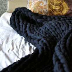 Plaid Grosse Maille "Adèle" Noir En Tricot Doux Et Chaud -Monin Sirop Store Plaid en grosse maille noir ideal pour les soirees cocooning