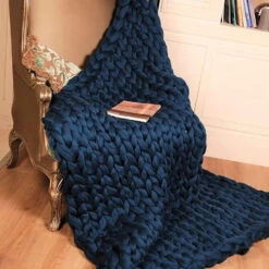 Plaid Grosse Maille "Adèle" Bleu Marine En Tricot Doux Et Chaud 8 Plaid Grosse Maille "Adèle" Bleu Marine En Tricot Doux Et Chaud -Monin Sirop Store Plaid grosse maille bleu marine XL pour des siestes reparatrices