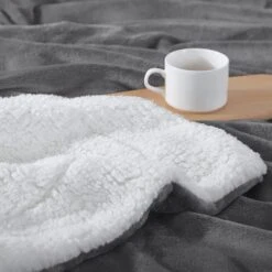 Plaid Polaire "Blandine" Gris Doublé Avec Fourrure Sherpa -Monin Sirop Store PlaidflanelleBlandineGrisCouverturePolaireenFourrureSherpaLePlaidFrancais