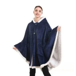 Poncho Plaid Polaire Géant Bleu Marine à Capuche Et Poches Latérales